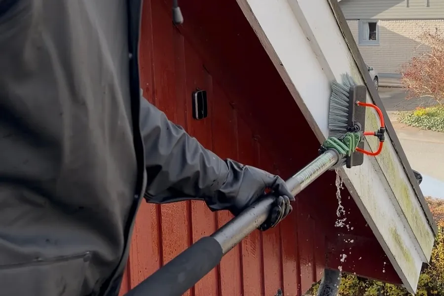 Närbild på fasadtvätt av vindskiva med mjuk borste och lågtryck