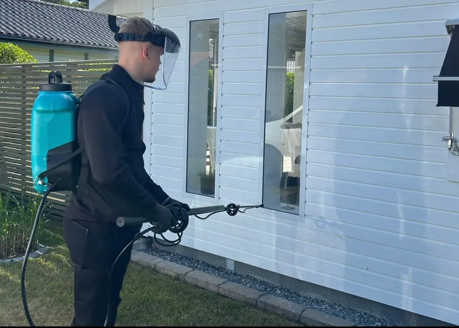Spindelsanering runt fönster och fasad på vit villa