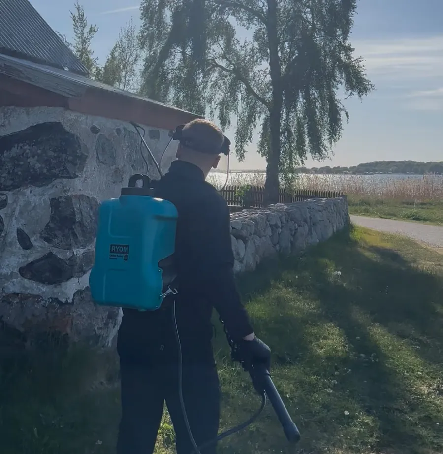 Spindelsanering av stenhus vid havet i Blekinge
